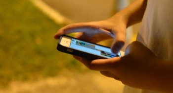 Maioria das crianças das classes D e E acessa internet apenas pelo celular